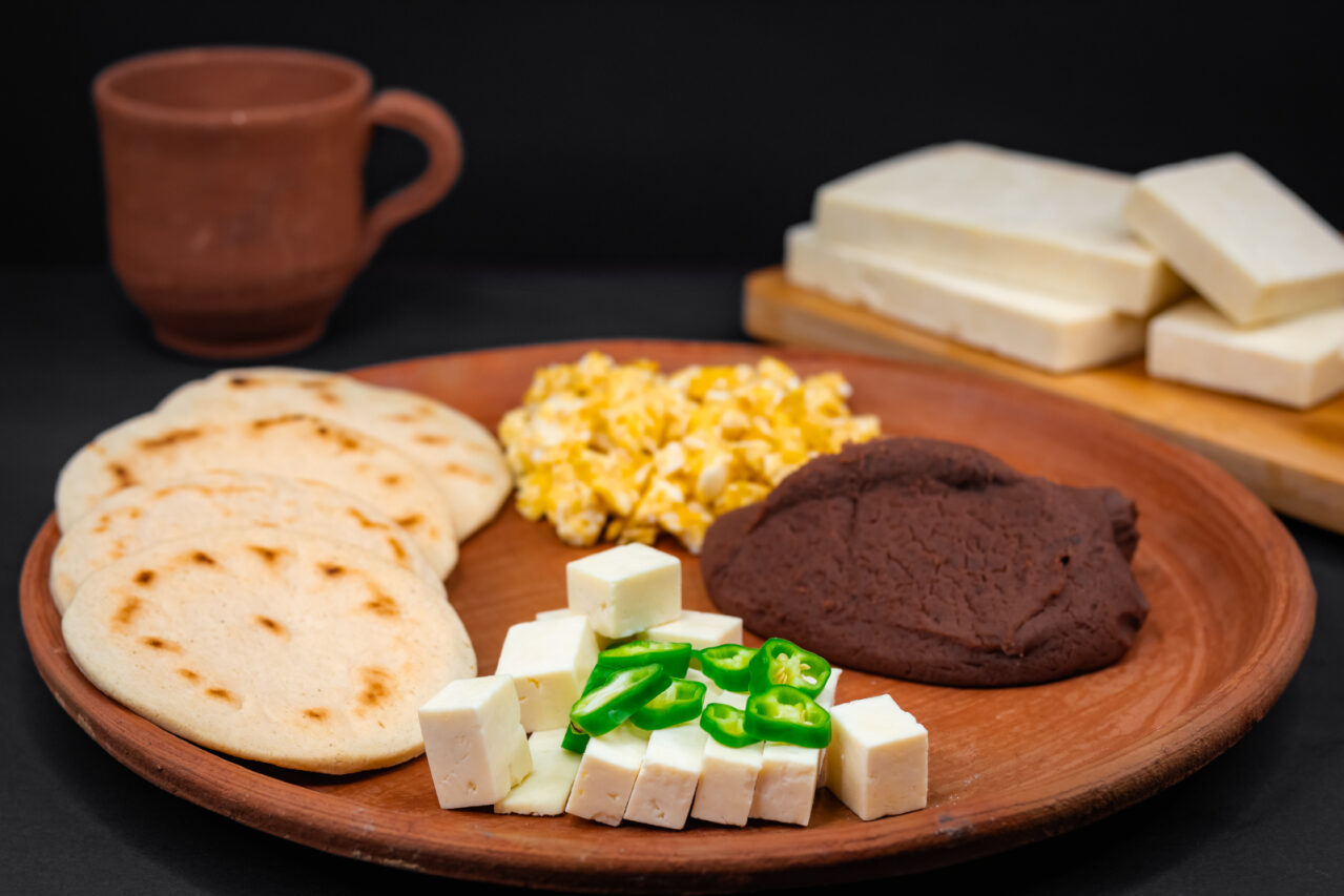 Comida típica salvadoreña - pupusas, frijoles, queso fresco y maíz